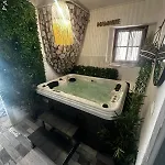Semesterbostad Maison Familiale A 2 Min A Pied De L'institut A Armand Calme Jeux Babyfoot Jacuzzi Proche Saint-Laurent-dʼAigouze